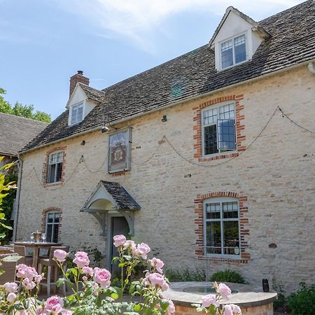 The Harcourt Arms Hotell Stanton Harcourt Eksteriør bilde The former school house