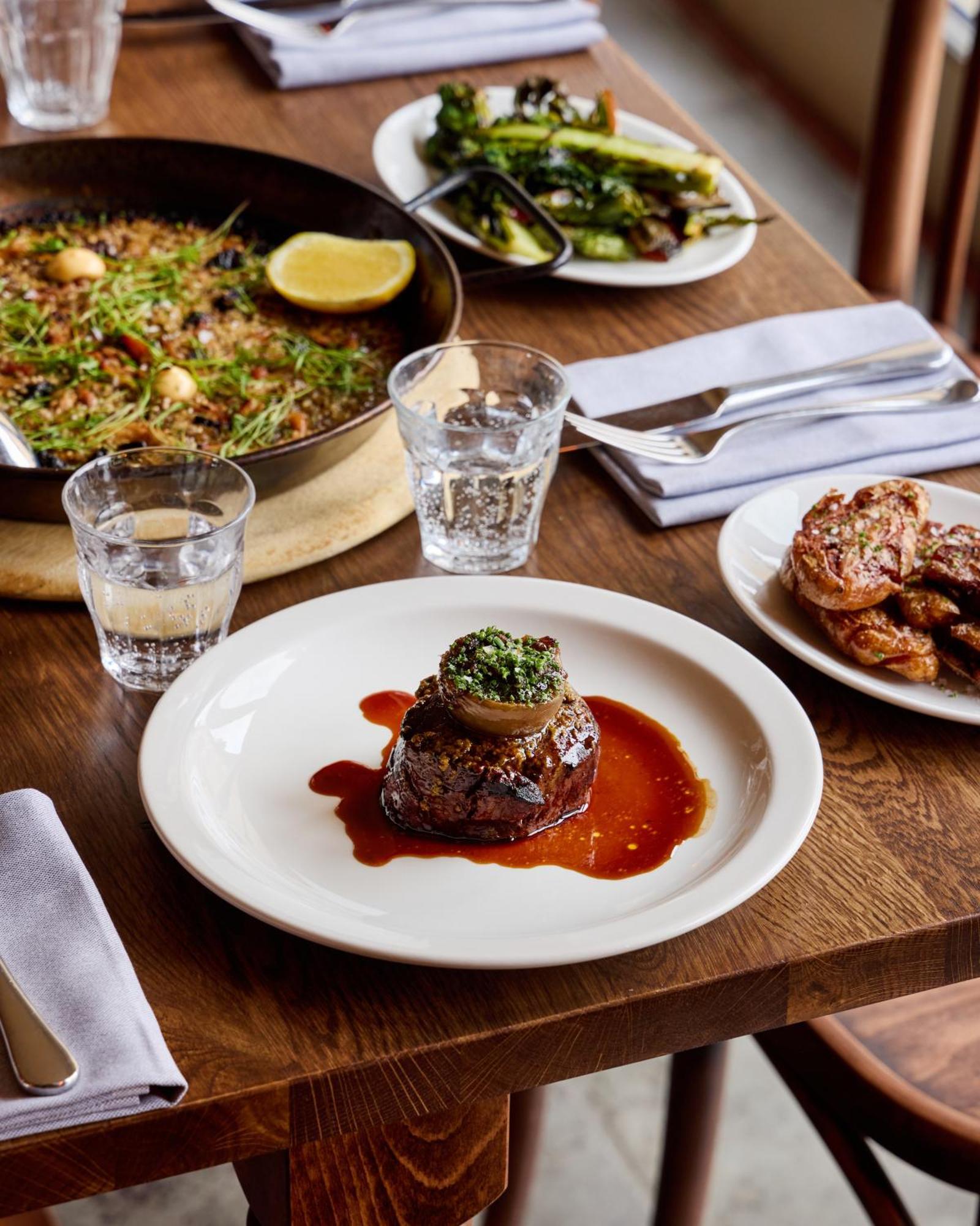 The Harcourt Arms Hotell Stanton Harcourt Eksteriør bilde A steak at the restaurant