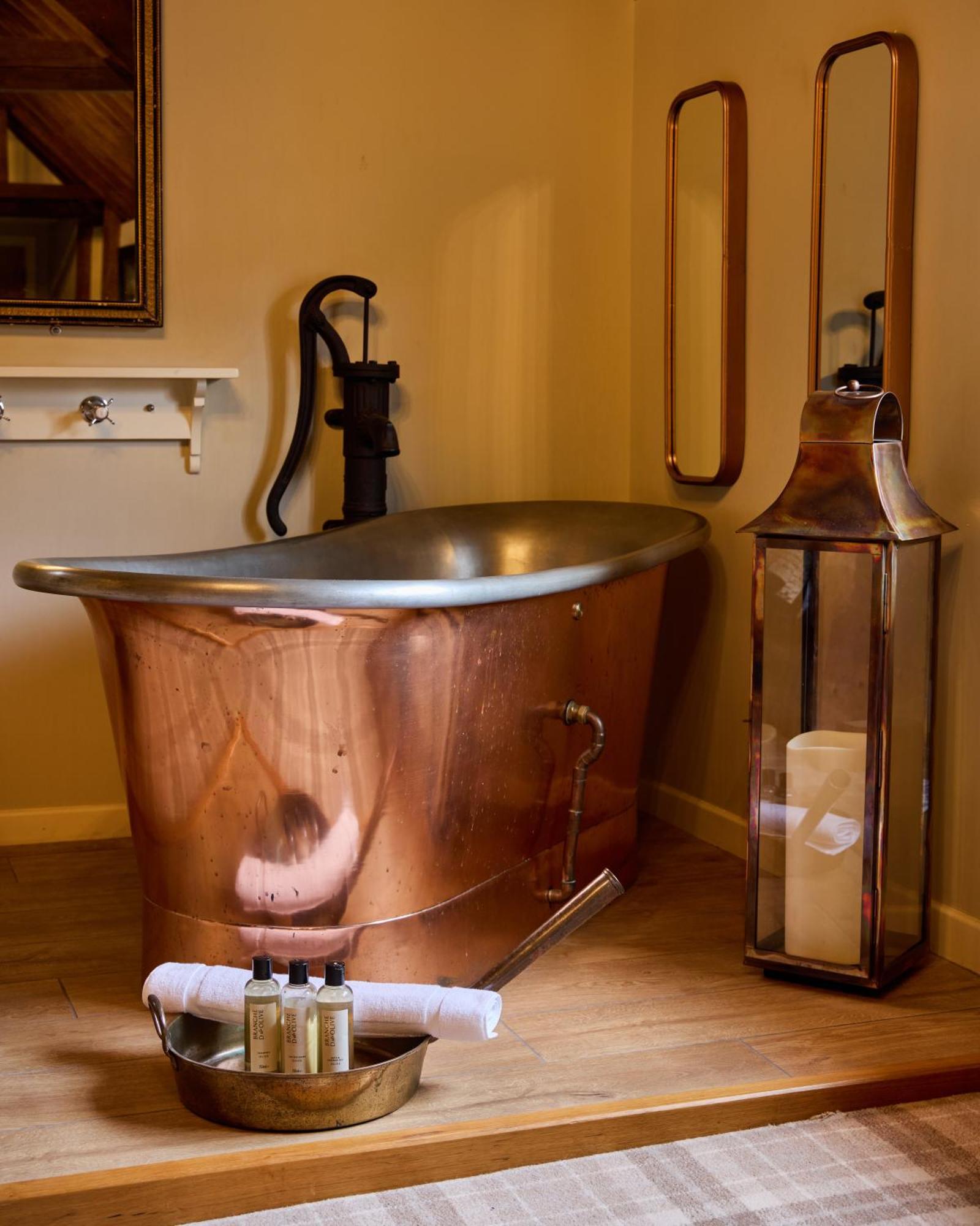 The Harcourt Arms Hotell Stanton Harcourt Eksteriør bilde Copper bathtub