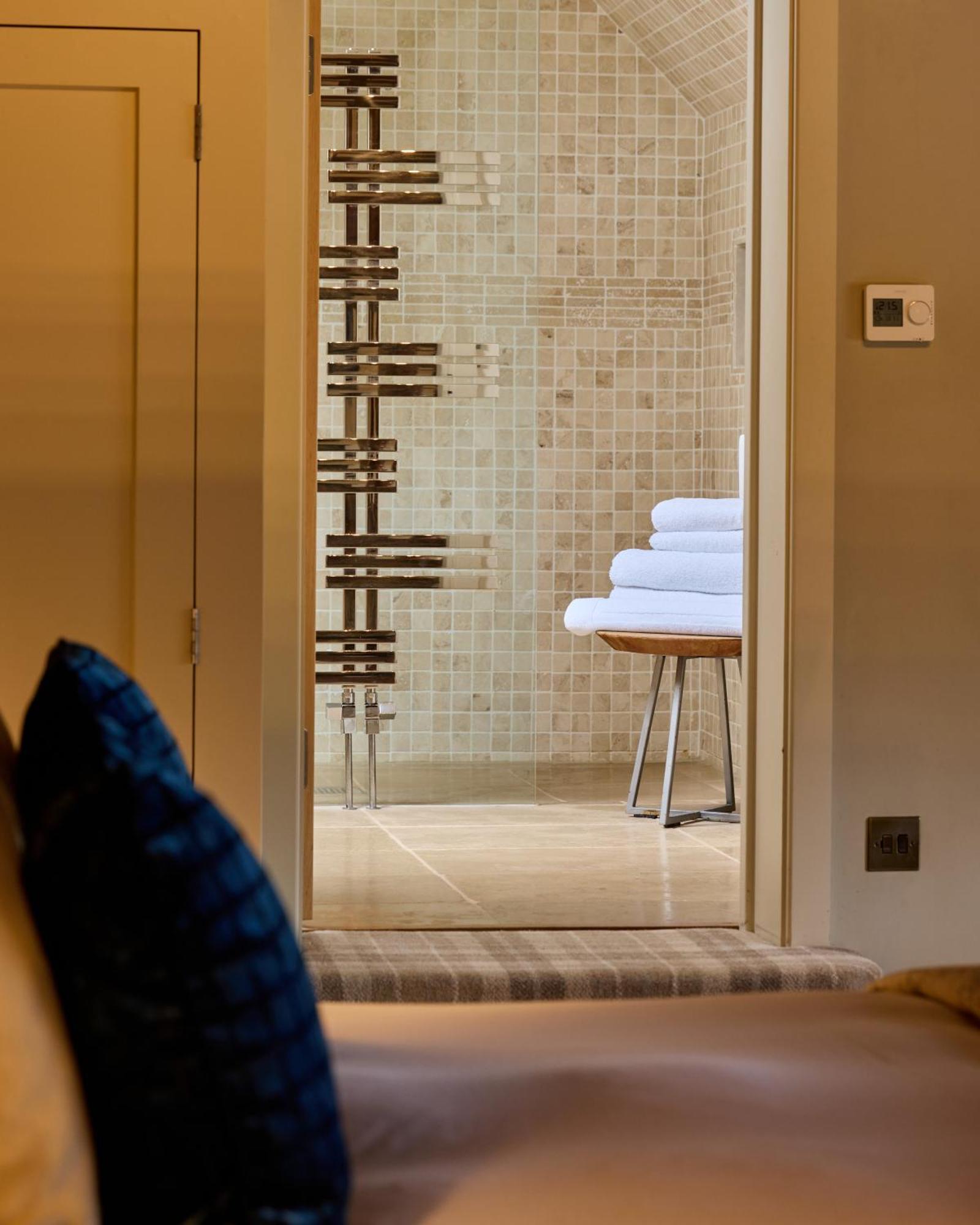 The Harcourt Arms Hotell Stanton Harcourt Eksteriør bilde A wet room at The River Lee Hotel, Hertfordshire, England