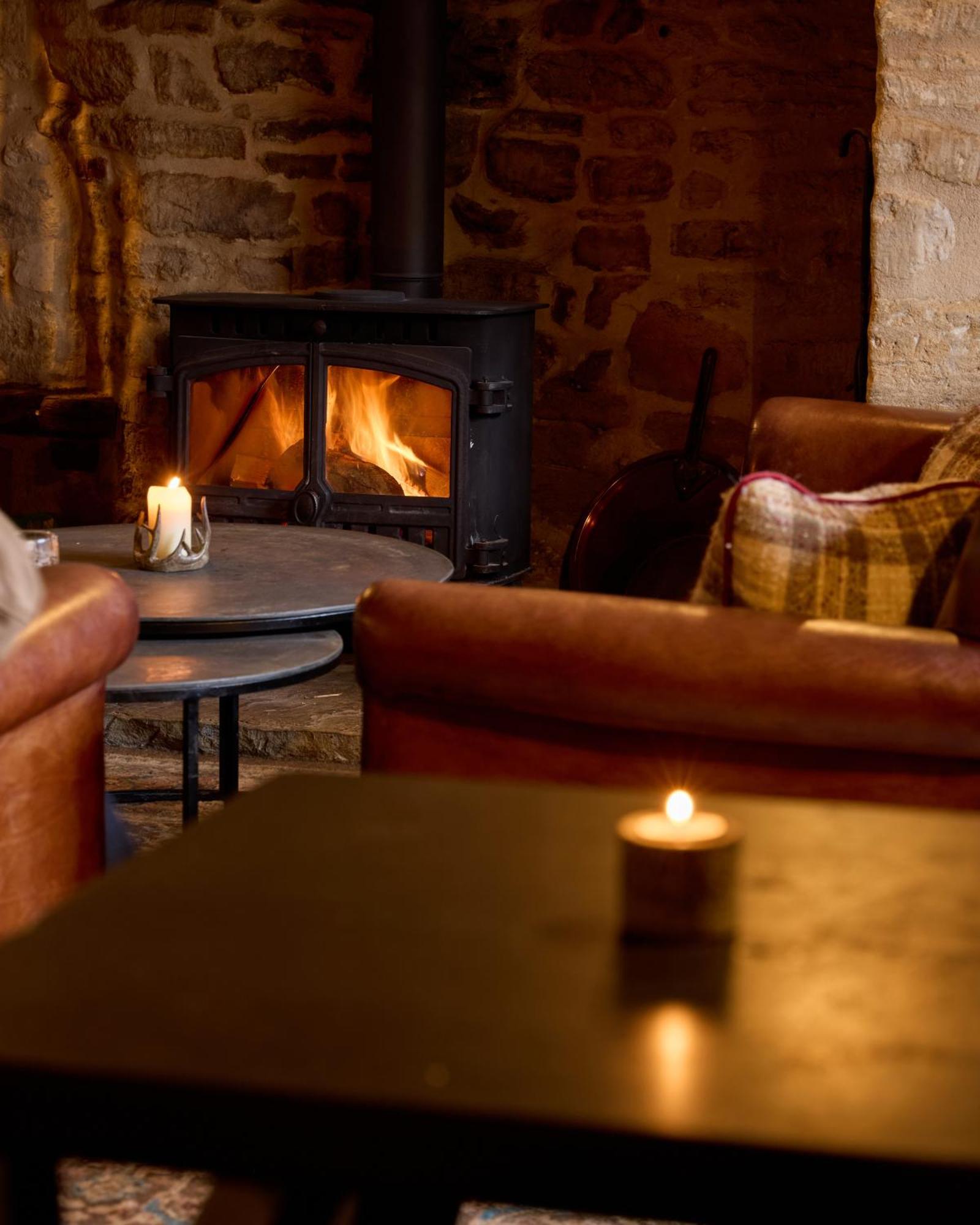 The Harcourt Arms Hotell Stanton Harcourt Eksteriør bilde The interior of the pub
