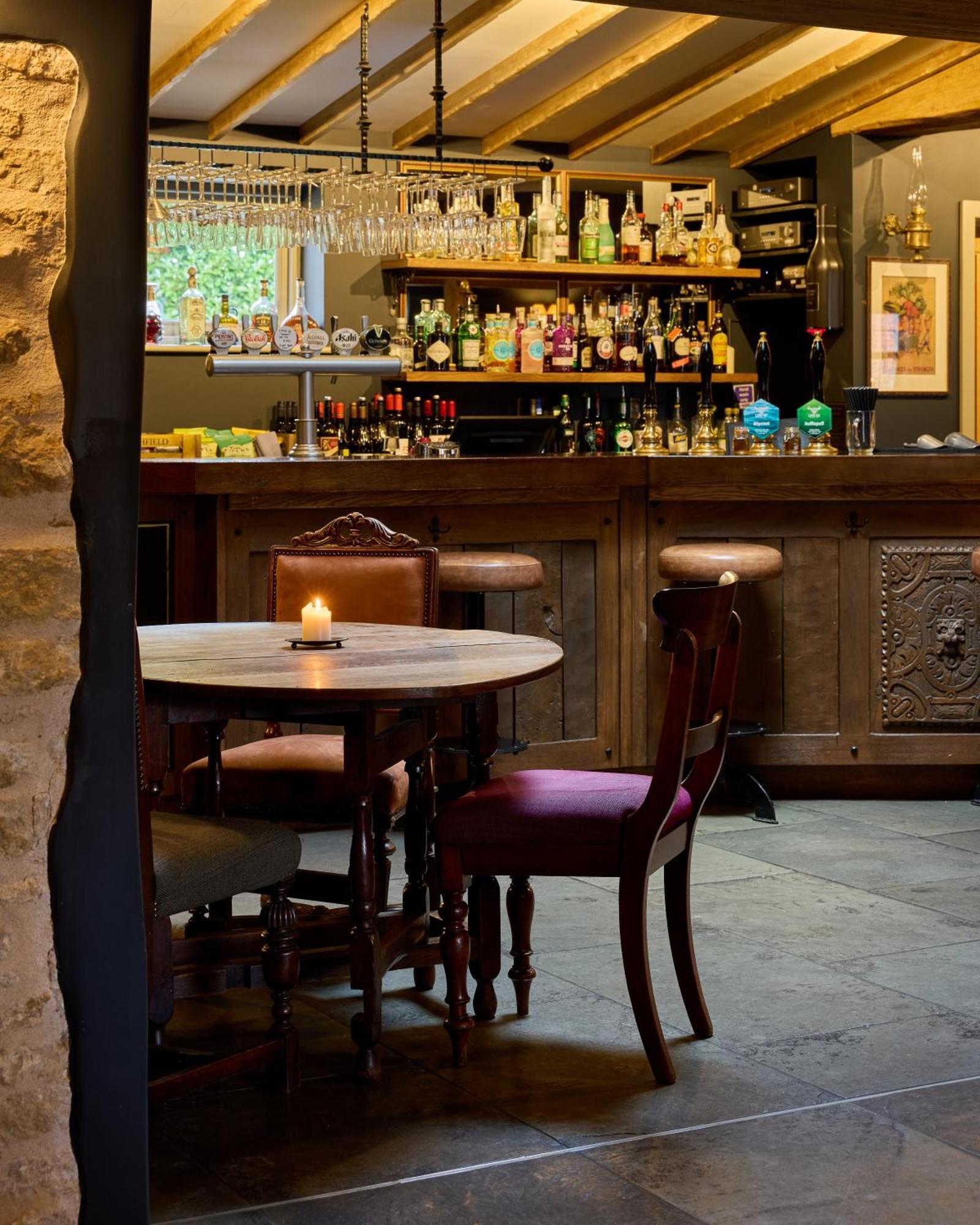 The Harcourt Arms Hotell Stanton Harcourt Eksteriør bilde The bar at the Old Inn