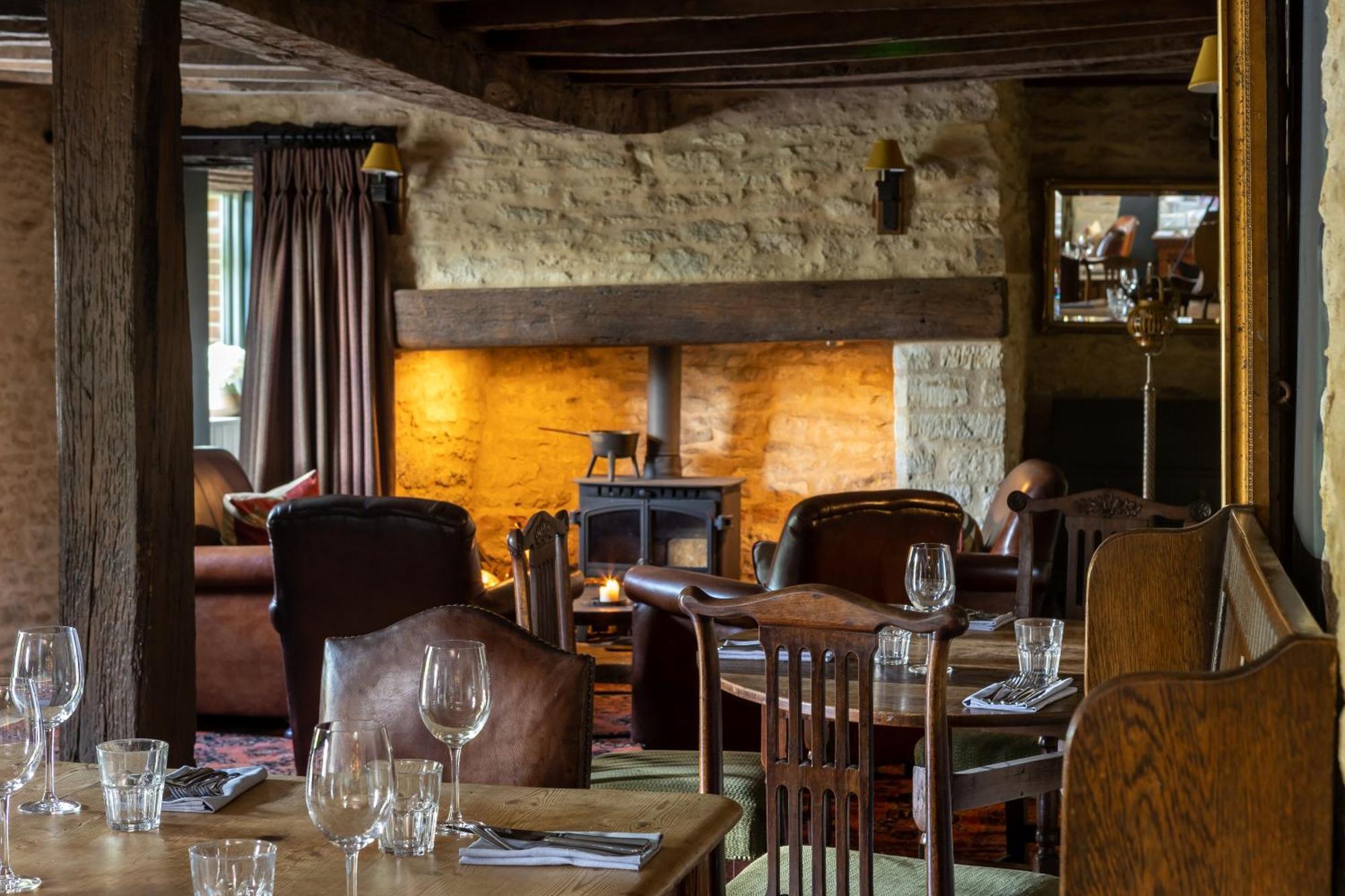 The Harcourt Arms Hotell Stanton Harcourt Eksteriør bilde The interior of the restaurant