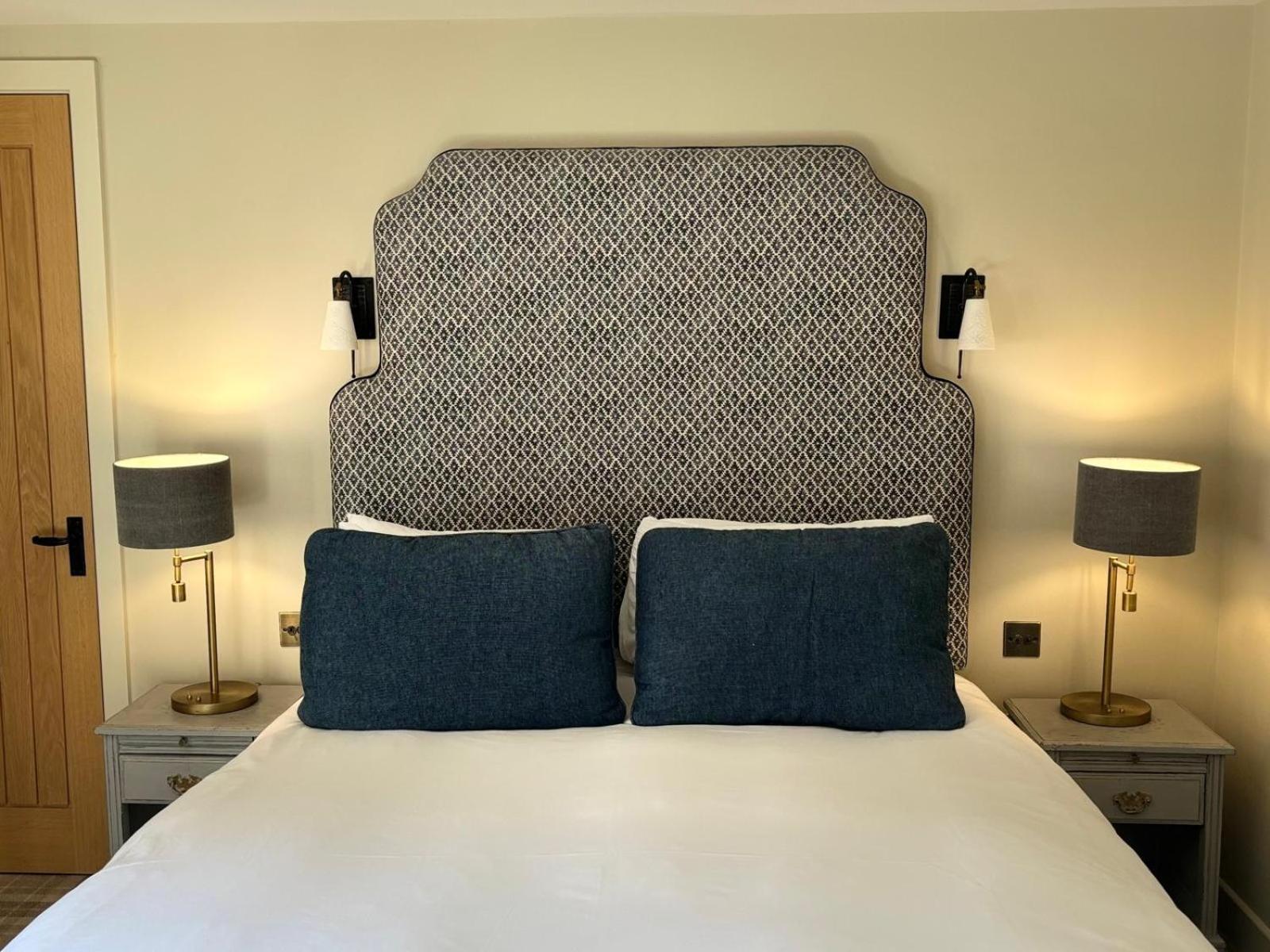 The Harcourt Arms Hotell Stanton Harcourt Eksteriør bilde A bedroom at The Old Vicarage