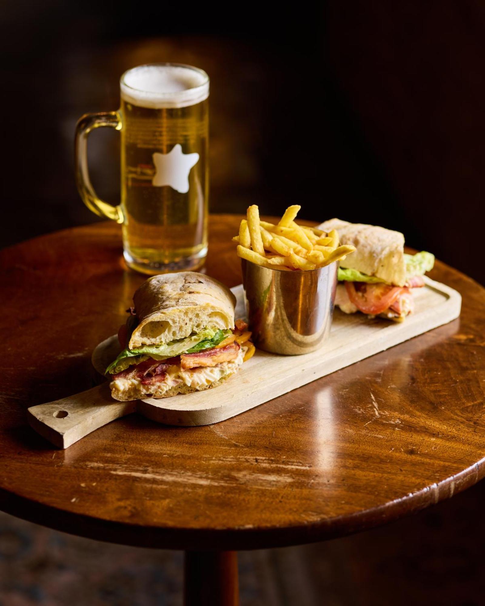 The Harcourt Arms Hotell Stanton Harcourt Eksteriør bilde A club sandwich with chips
